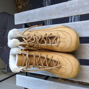 Women's short winter boots